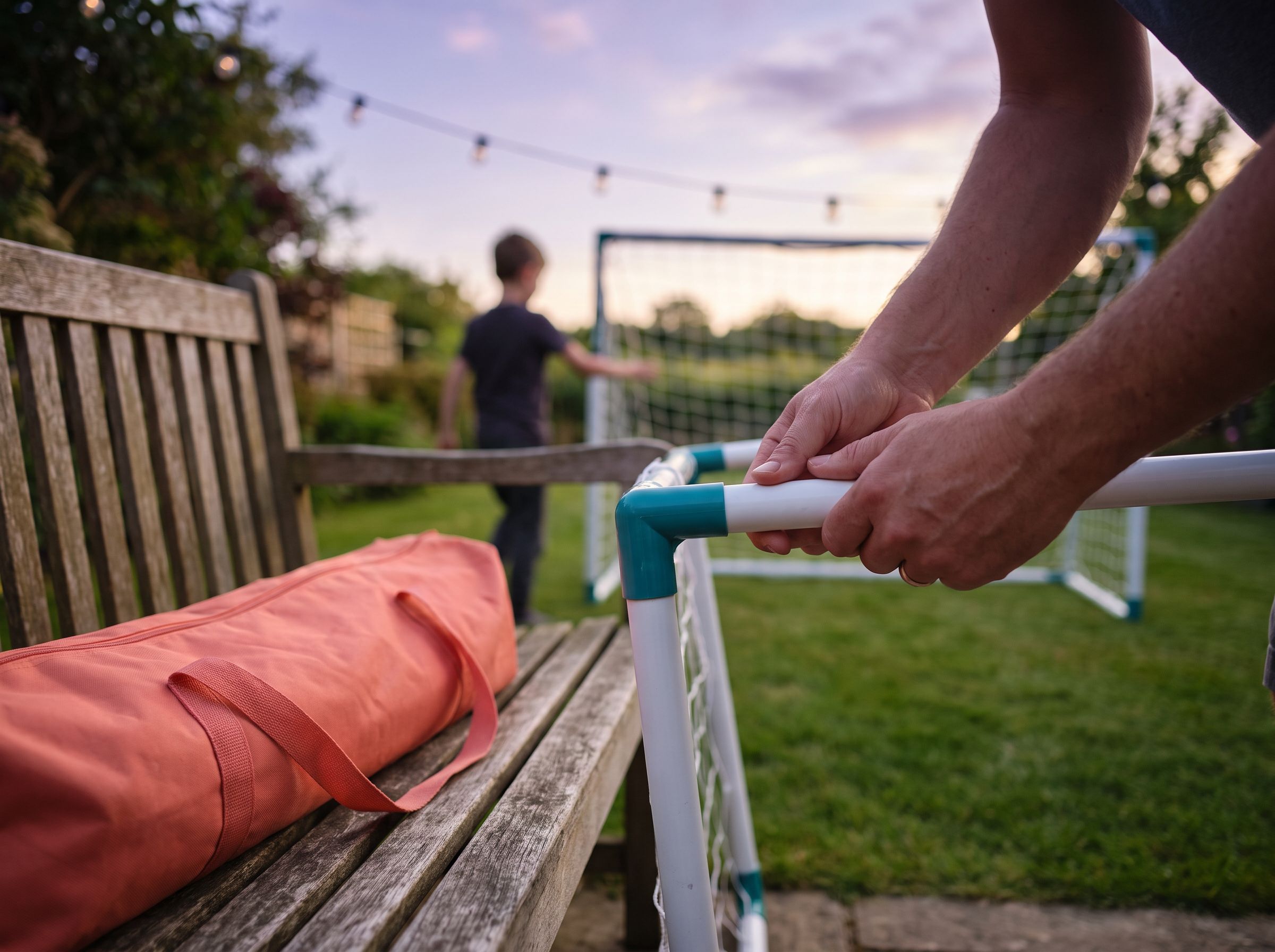Enfant jouant devant une cage de foot Footdecage
